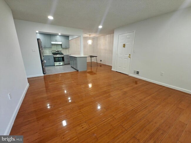 property at 14 Voscek Ct
