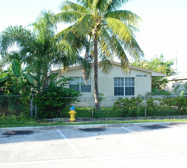 2180 NE 168th St in North Miami Beach, FL - Building Photo - Building Photo