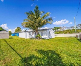 1750 NW 167th St in Opa Locka, FL - Building Photo - Building Photo