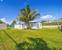 1750 NW 167th St in Opa Locka, FL - Foto de edificio - Building Photo