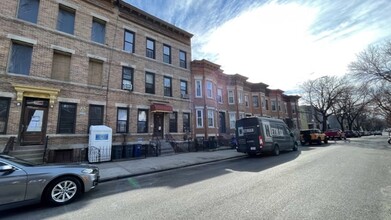 224 Moffat St in Brooklyn, NY - Building Photo - Primary Photo