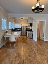 4318 Clinton St, Unit 4318 in Los Angeles, CA - Foto de edificio - Building Photo