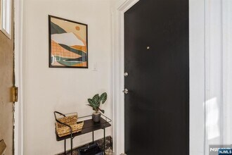 41-43-43 Poe Ave in Newark, NJ - Foto de edificio - Building Photo