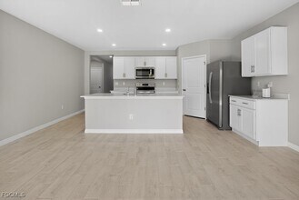 553 Kingsbury Ln in Lehigh Acres, FL - Building Photo - Building Photo