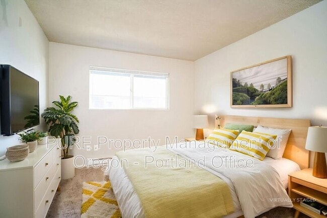 2096 SE Pinelane St in Portland, OR - Building Photo - Building Photo