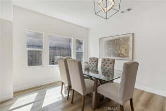 1226 W Vernon Ave in Los Angeles, CA - Foto de edificio - Building Photo