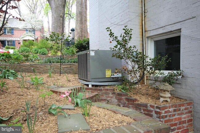 3207 Circle Hill Rd in Alexandria, VA - Foto de edificio - Building Photo