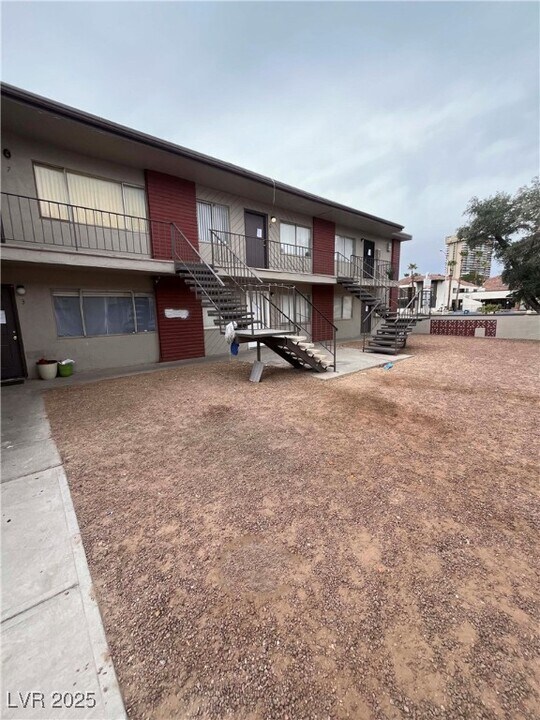1075 E Desert Inn Rd in Las Vegas, NV - Building Photo