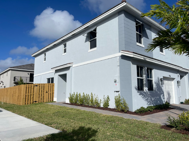 116 NE 13th St in Homestead, FL - Building Photo - Building Photo