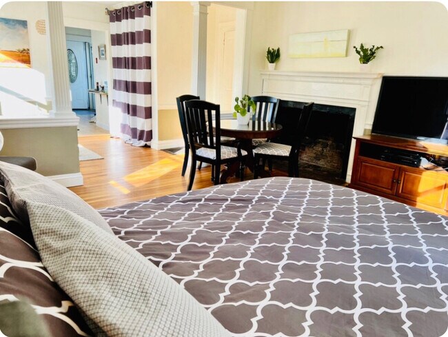 344 Merrimac St, Unit Super sized studio suite in Newburyport, MA - Foto de edificio - Building Photo