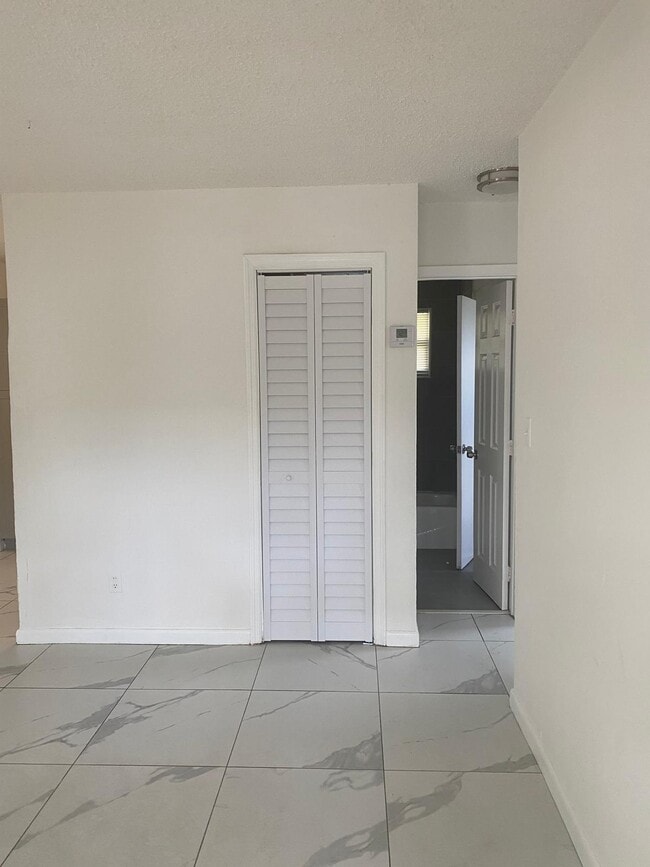 2861 NW 15th Ct in Fort Lauderdale, FL - Foto de edificio - Building Photo