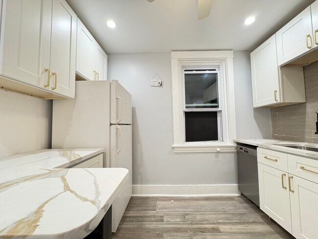 5836 Phillips Ave, Unit Apartment 1 in Pittsburgh, PA - Building Photo - Building Photo