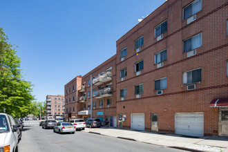 5209 Van Loon St in Elmhurst, NY - Building Photo - Building Photo