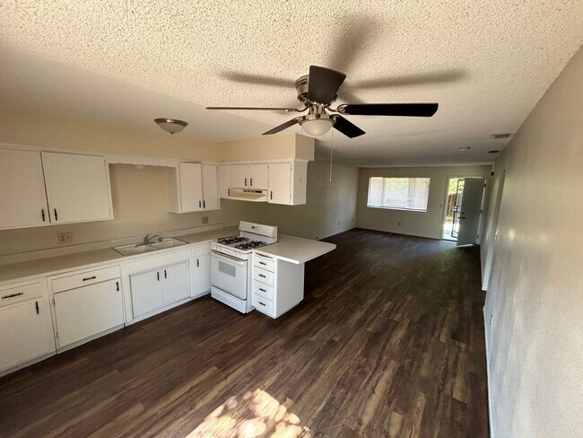 93 E Hazelwood Dr in Lemoore, CA - Building Photo - Building Photo