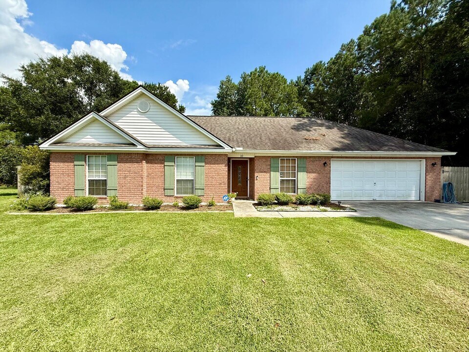 10 Ryan Dr in Richmond Hill, GA - Building Photo