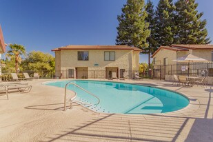 Lakeview Apartments in Chico, CA - Building Photo