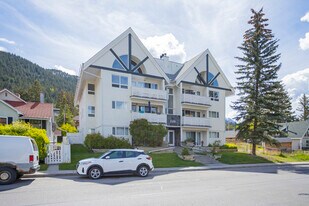 220 Muskrat St in Banff, AB - Building Photo