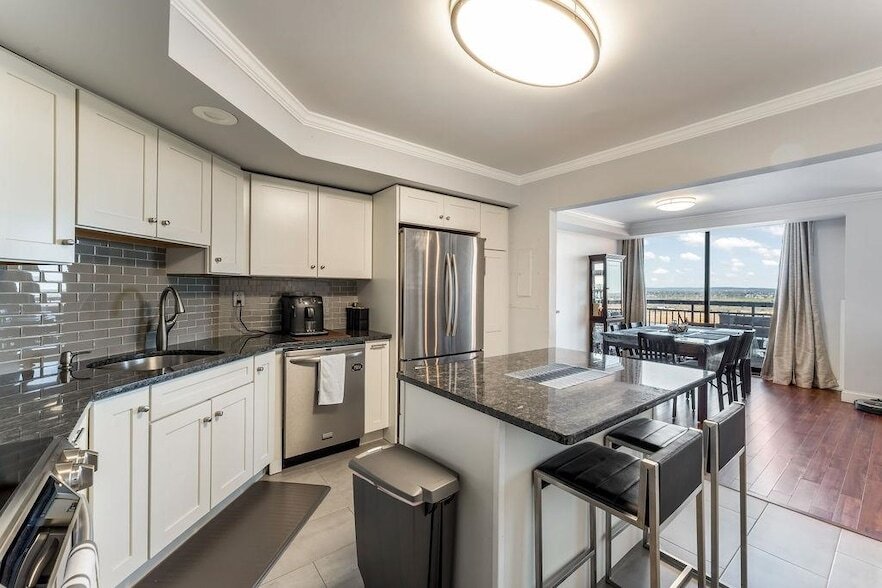2110 Harmon Cove Tower, Unit Penthouse in Secaucus, NJ - Foto de edificio