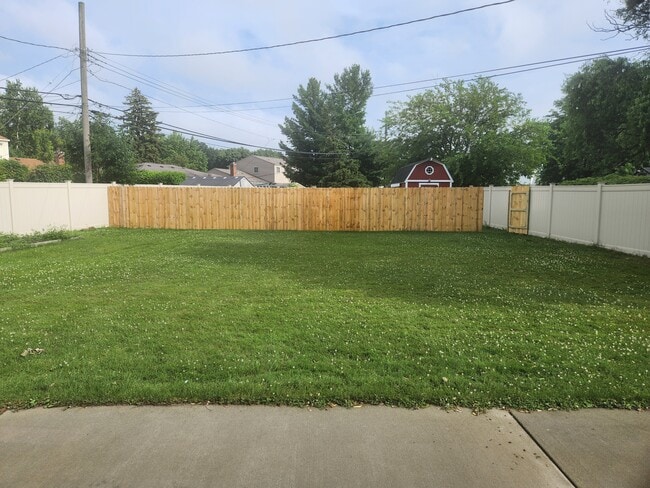 30462 Westmore Dr in Madison Heights, MI - Building Photo - Building Photo