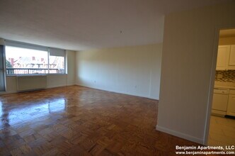 75 Monmouth St, Unit 1 in Brookline, MA - Building Photo - Building Photo