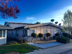 1823 El Parque Ct in San Mateo, CA - Foto de edificio - Building Photo