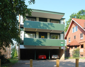 908 Oakland Ave in Ann Arbor, MI - Foto de edificio - Building Photo