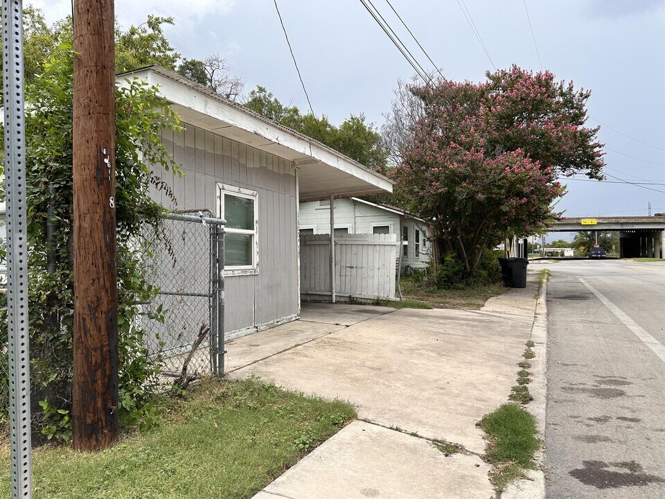 1605 S Pine St in San Antonio, TX - Building Photo