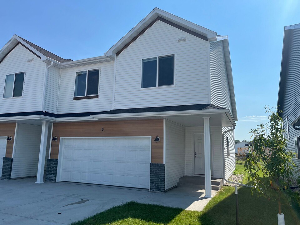 6133 Martin Ln W in West Fargo, ND - Building Photo