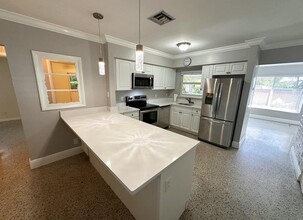 329 E 25th St in Riviera Beach, FL - Building Photo - Building Photo