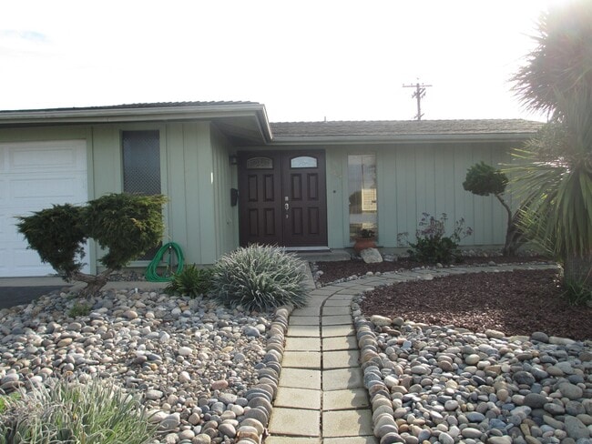1100 N Gardenia St in Lompoc, CA - Building Photo - Building Photo