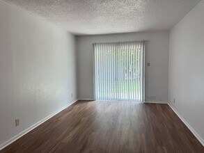 132 Meadow Way in Converse, TX - Building Photo - Building Photo