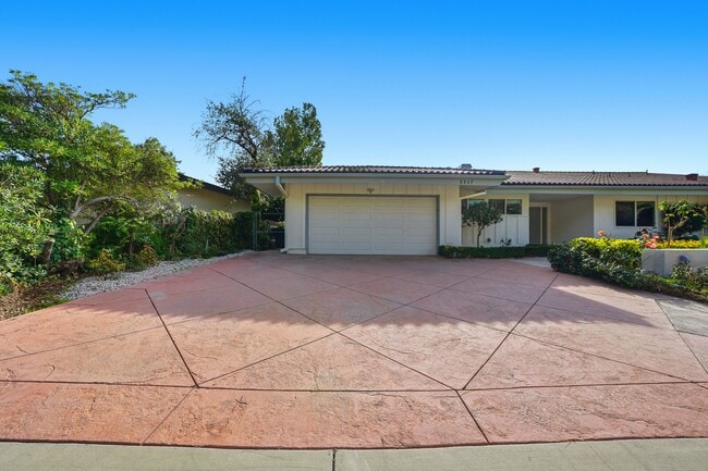 5527 Burning Tree Dr in La Cañada Flintridge, CA - Building Photo - Building Photo