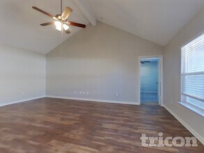 102 Saddlebag Ct in Newark, TX - Foto de edificio - Building Photo