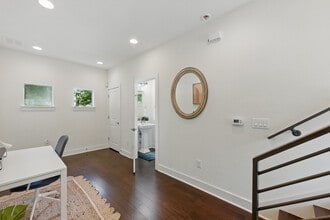 2710 Halcyon Dr, Unit 24 in Austin, TX - Foto de edificio - Building Photo
