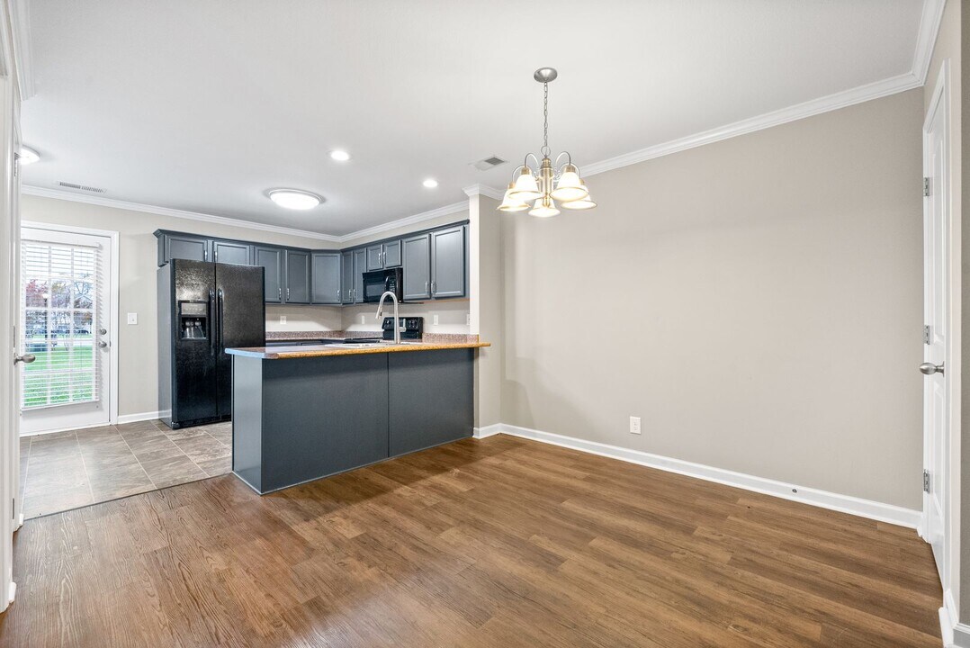 329 Sam Houston Cir in Clarksville, TN - Building Photo
