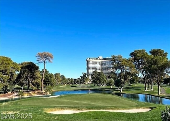 3045 Pinehurst Dr in Las Vegas, NV - Building Photo - Building Photo