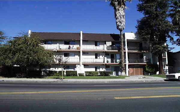 Saticoy Villa Grande in Canoga Park, CA - Building Photo - Building Photo