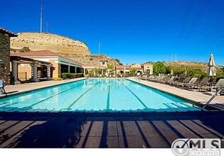 2892 Villas Way in San Diego, CA - Building Photo - Building Photo