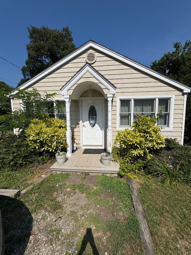 property at 10 Bayview Ct