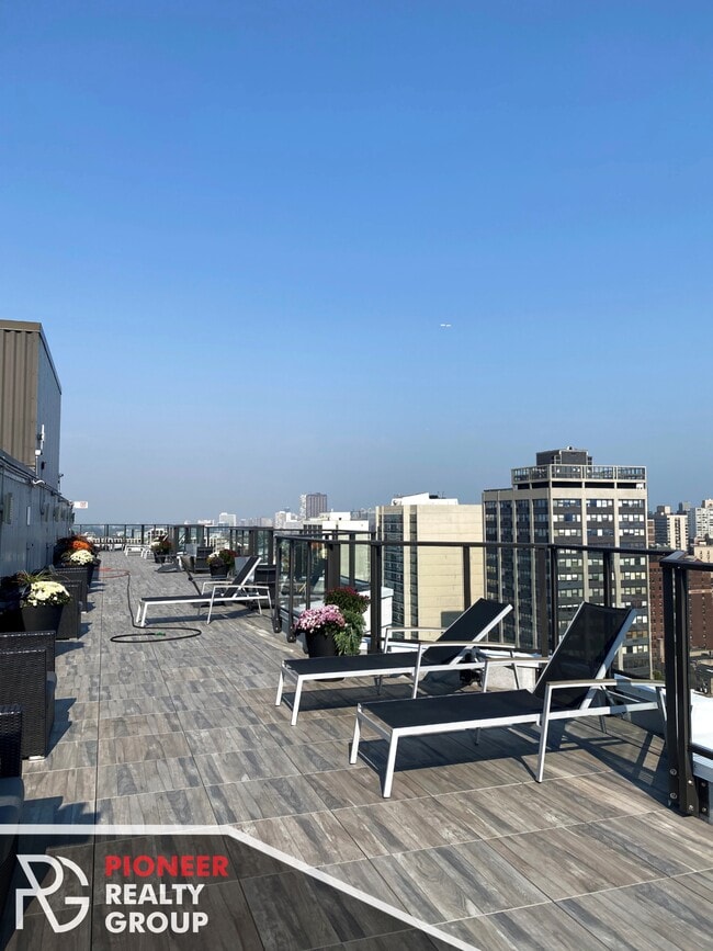 2551 N Clark St, Unit 402 in Chicago, IL - Building Photo - Building Photo
