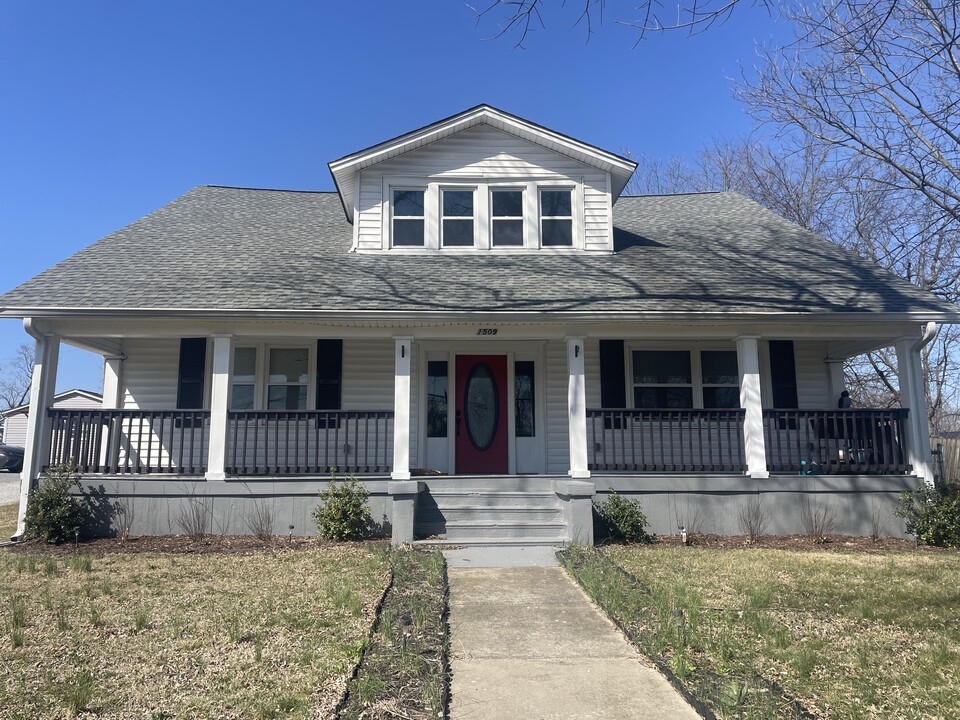 1509 S Main St in Springfield, TN - Building Photo