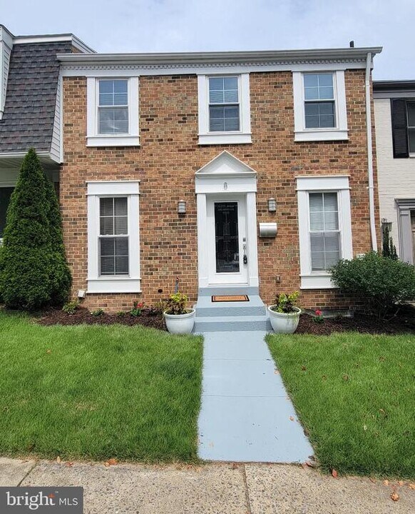 8 E Darby Ct in Gaithersburg, MD - Building Photo