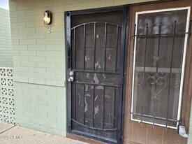 902 E Southern Ave in Phoenix, AZ - Building Photo