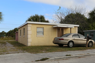 2505 Wilkins Ave in Fort Pierce, FL - Building Photo - Building Photo