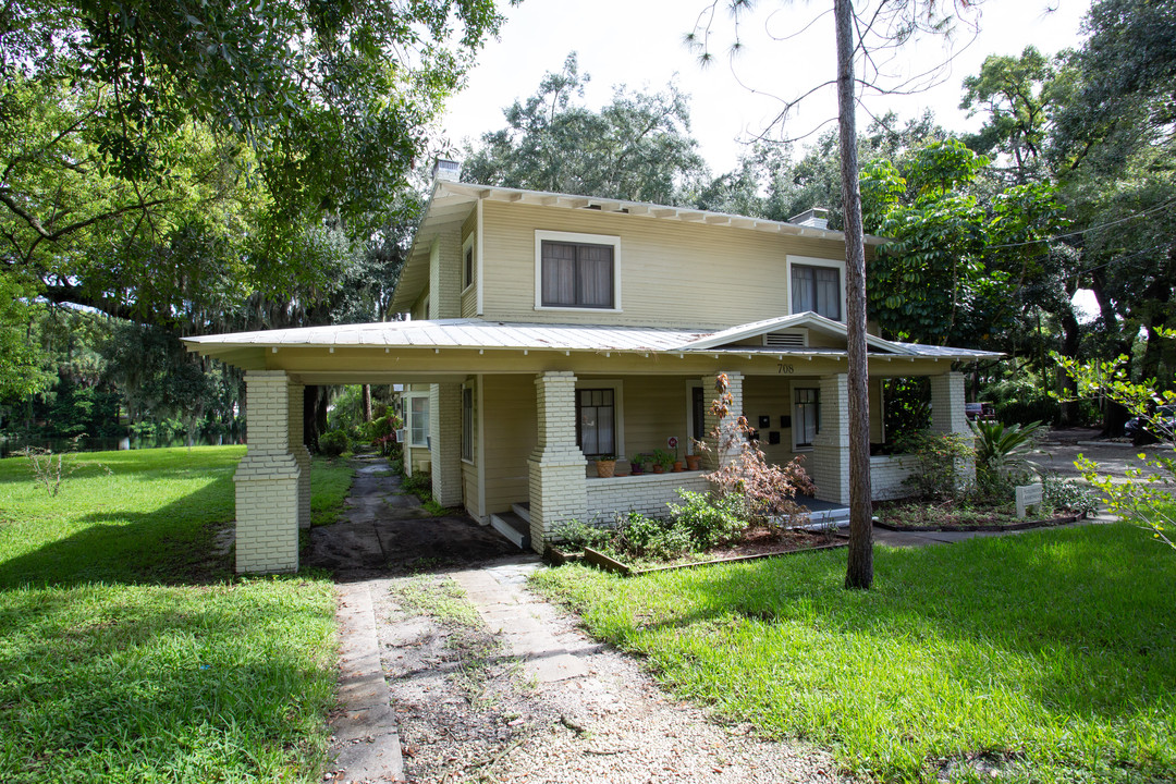 Hollywood Apartments in Tampa, FL - Building Photo