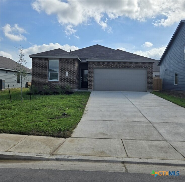 829 El Camino Ct in Seguin, TX - Building Photo