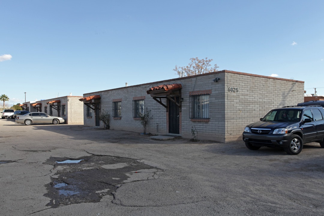 5-Plex in Tucson, AZ - Building Photo