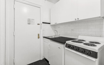 210 E 43rd St in New York, NY - Building Photo - Building Photo