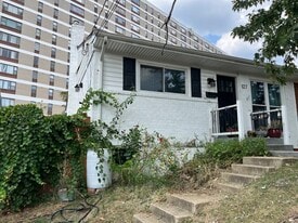 127 S Jordan St, Unit Downstairs Bedroom in Alexandria, VA - Building Photo