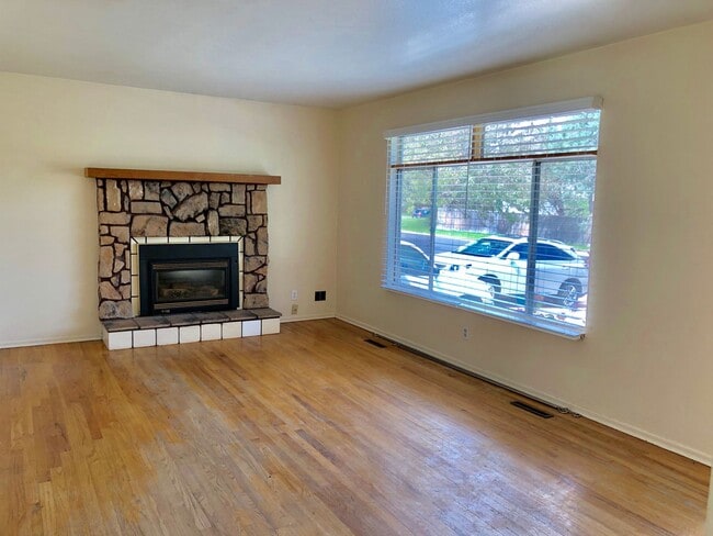 3 Bed, 2 Bath Home with 2 Bonus Basement Rooms – Prime Location Near CSU | Available June 10th! in Fort Collins, CO - Building Photo - Building Photo